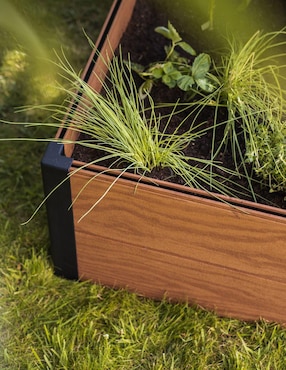 Jardinera piso Keter Maple Raised con sistema automático de riego