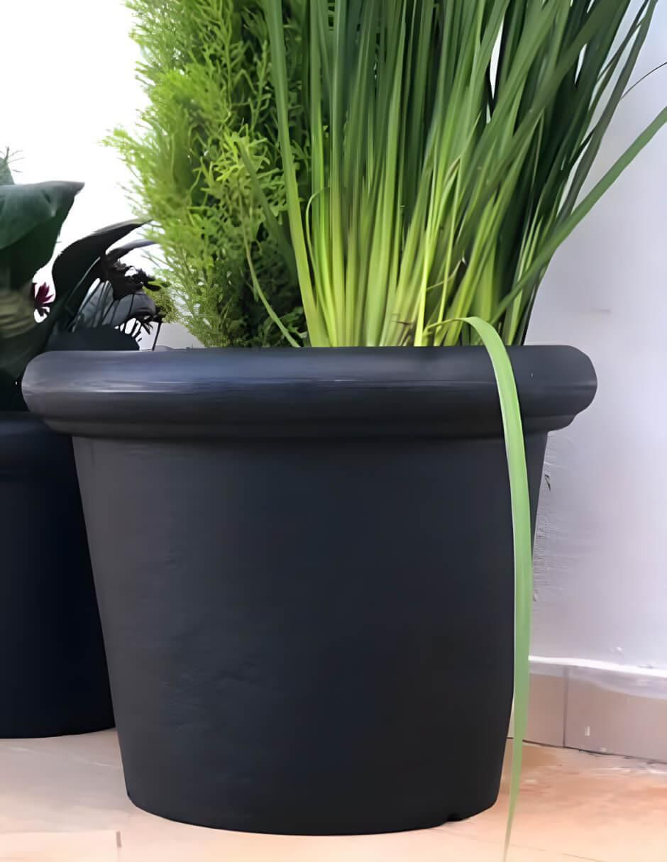 Maceta de plástico con sistema automático de riego 2