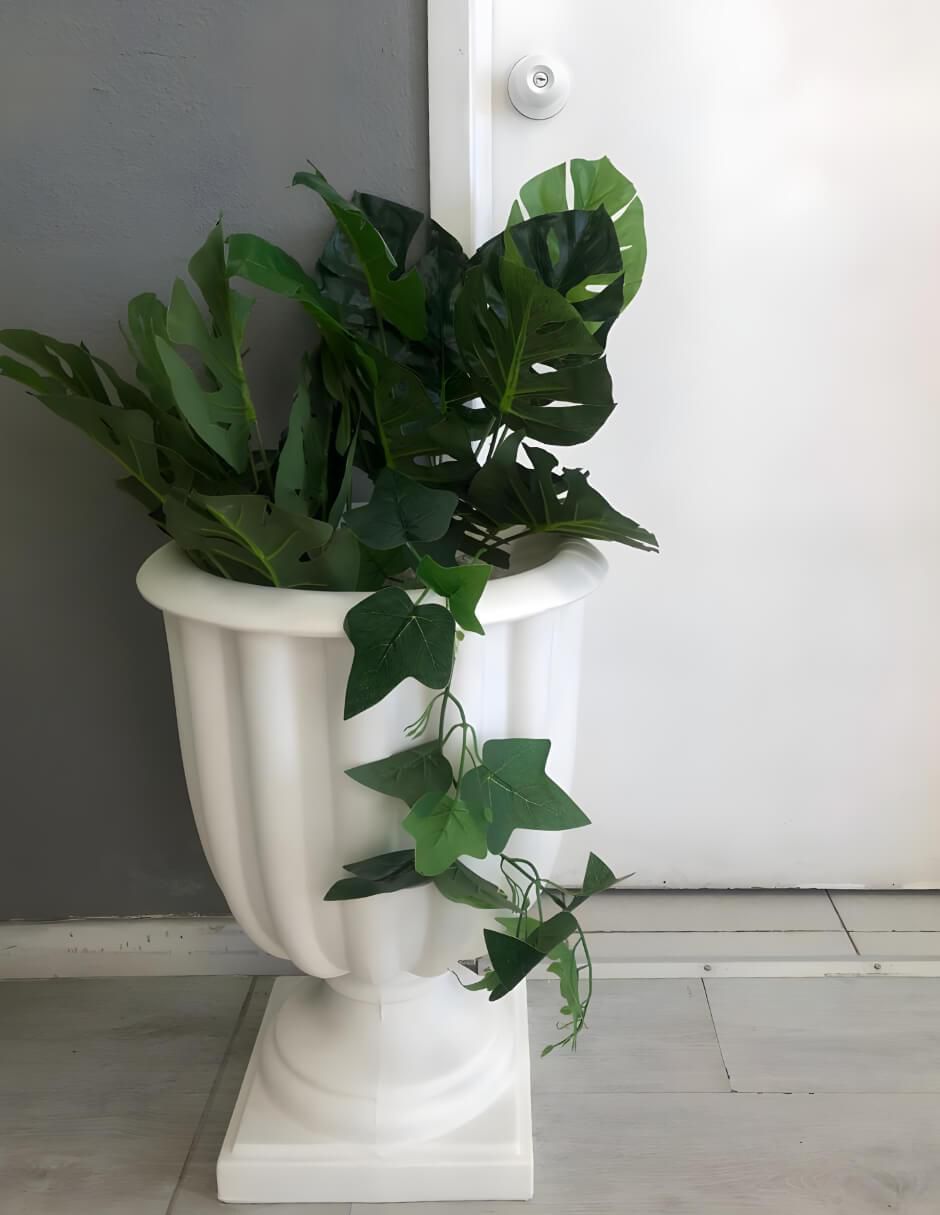 Maceta de plástico con sistema automático de riego 2